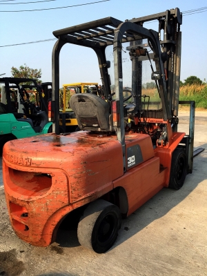 ขายถูก รถโฟล์คลิฟท์ NISSAN ขนาด3ตัน เครื่องยนต์ดีเซล เกียร์ธรรมดา ยกได้สูงสุด4เมตร