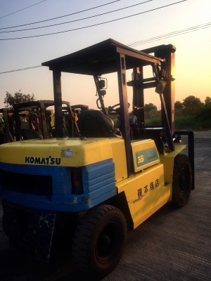ขายถูก รถโฟล์คลิฟท์ KOMATSU ขนาด3.5ตัน เครื่องยนต์ดีเซล เกียร์ธรรมดา ยกได้สูงสุด4เมตร