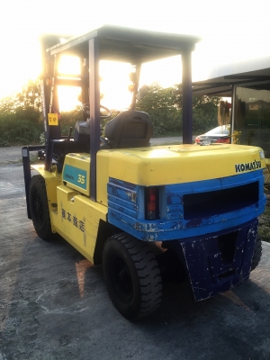 ขายถูก รถโฟล์คลิฟท์ KOMATSU ขนาด3.5ตัน เครื่องยนต์ดีเซล เกียร์ธรรมดา ยกได้สูงสุด4เมตร