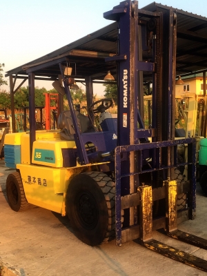 ขายถูก รถโฟล์คลิฟท์ KOMATSU ขนาด3.5ตัน เครื่องยนต์ดีเซล เกียร์ธรรมดา ยกได้สูงสุด4เมตร