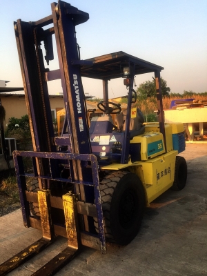 ขายถูก รถโฟล์คลิฟท์ KOMATSU ขนาด3.5ตัน เครื่องยนต์ดีเซล เกียร์ธรรมดา ยกได้สูงสุด4เมตร