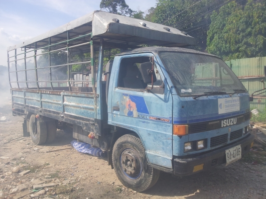 ISUZU NPR 115 กระบะบรรทุกพร้อมใช้เอกสารพร้อมโอนขายราคาถูกๆครับ