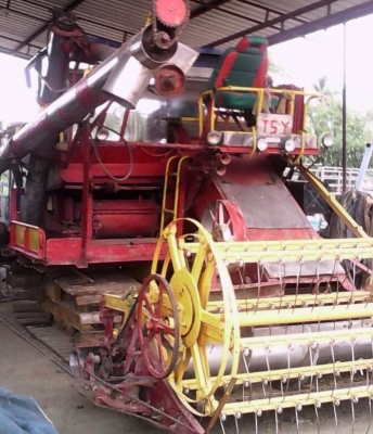 ขายรถเกี่ยวข้าวไทยเส็งยนต์ TSY รุ่น มดตะนอย รถสภาพดีพร้อมทำงานได้เลยครับ เครื่องยนต์ 195 HP ISUZU 6HE1 อุ้ม 2.5 ตัน ปั๊มบนล่างไดกิ้นเบอร์ 22 แห้งดีแรงดีไม่มีเยิ้มครับ ช่วงล่างตัวเดิน 10HT แน่นดีพร้อมใช้งาน ราคาต่อรองได้ครับ