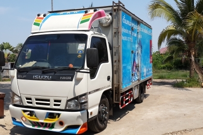 **558,000 บ.ต่อรอง/// 6ล้อตู้แห้ง3บานISUZU NKR130 เทอโบ ** ขาย ISUZU NKR-130 เทอโบ 6ล้อตู้งแห้ง3บาน NKR71LY52E5 4HG1-130Turbo Euro-2 ปี51 เครื่องเดิม เกียร์เดิม เครื่องดี แน่นๆ ครับ แห้งดีไม่เยิ้ม เกียร์สั้น เข้าง่ายไม่มีหลุด ช่วงล่างเดิมๆ คัสซีสวยเดิมๆ ไ