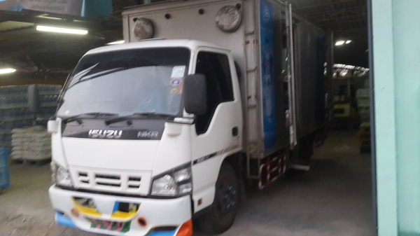 **558,000 บ.ต่อรอง/// 6ล้อตู้แห้ง3บานISUZU NKR130 เทอโบ ** ขาย ISUZU NKR-130 เทอโบ 6ล้อตู้งแห้ง3บาน NKR71LY52E5 4HG1-130Turbo Euro-2 ปี51 เครื่องเดิม เกียร์เดิม เครื่องดี แน่นๆ ครับ แห้งดีไม่เยิ้ม เกียร์สั้น เข้าง่ายไม่มีหลุด ช่วงล่างเดิมๆ คัสซีสวยเดิมๆ ไ