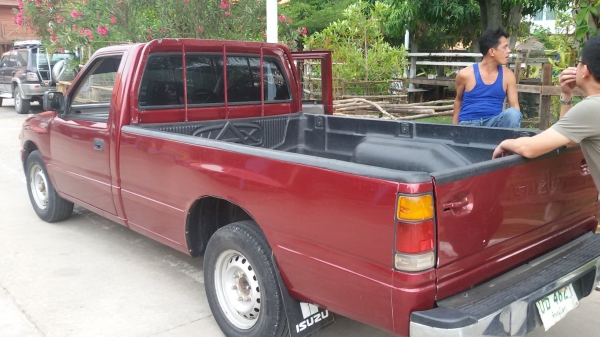 ISUZU SPARK EX 90HP 2500 มังกรทองยอดประหยัด  สวยเดิมน่าใช้ เครื่องแน่น เกียร์ดี แอร์เติมน้ำยาหนาว  สีสวยทั้งคัน รถพร้อมใช้