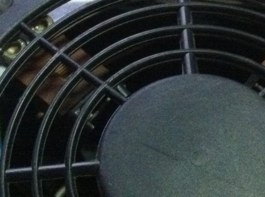 พัดลมผลิต ION อิออนคือประจุไฟลบ เพื่อลดการเกิดไฟฟ้าสถิตต่างและเพิ่มคุณภาพของอากาศให้ดีขึ้น