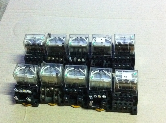 รีเลย์ยี่ห้อ omron พร้อมซ็อกเก็ตขนาดขดลวดคอยล์ 24 V. หน้าคอนแทค 4 ขุดแต่ละขุดทนกระแสได้ 10 A.