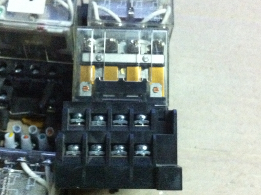 รีเลย์ยี่ห้อ omron พร้อมซ็อกเก็ตขนาดขดลวดคอยล์ 24 V. หน้าคอนแทค 4 ขุดแต่ละขุดทนกระแสได้ 10 A.