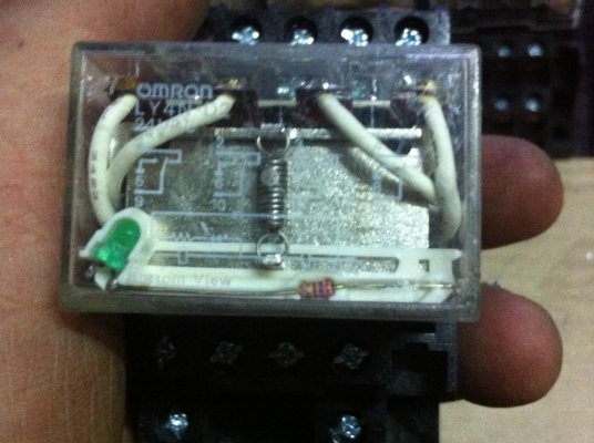 รีเลย์ยี่ห้อ omron พร้อมซ็อกเก็ตขนาดขดลวดคอยล์ 24 V. หน้าคอนแทค 4 ขุดแต่ละขุดทนกระแสได้ 10 A.