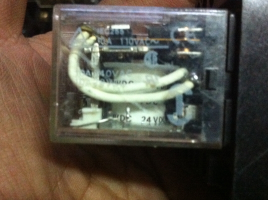 รีเลย์ยี่ห้อ omron พร้อมซ็อกเก็ตขนาดขดลวดคอยล์ 24 V. หน้าคอนแทค 4 ขุดแต่ละขุดทนกระแสได้ 10 A.