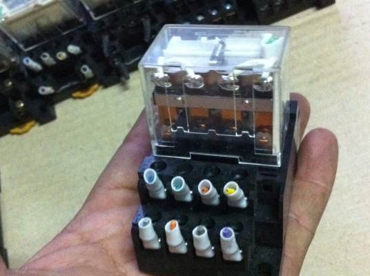 รีเลย์ยี่ห้อ omron พร้อมซ็อกเก็ตขนาดขดลวดคอยล์ 24 V. หน้าคอนแทค 4 ขุดแต่ละขุดทนกระแสได้ 10 A.