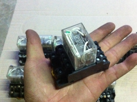 รีเลย์ยี่ห้อ omron พร้อมซ็อกเก็ตขนาดขดลวดคอยล์ 24 V. หน้าคอนแทค 4 ขุดแต่ละขุดทนกระแสได้ 10 A.