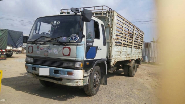 ขาย รถบรรทุก 6 ล้อ HINO 195 แรง ยาว 6.5 เมตร
