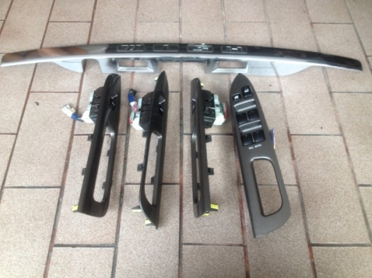 สวิตกระจกไฟฟ้าครบชุดพร้อมคิ้วฝาท้ายโตต้า WIHS ของเก่าญี่ปุ่นสภาพสวย