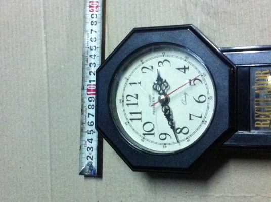 นาฬิกาทรงโบราณแต่เป็นพลาสติก มีก้านเคลื่อนไหวไปมาได้