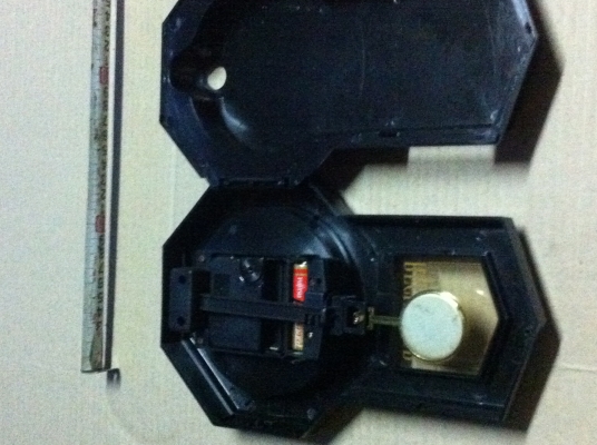 นาฬิกาทรงโบราณแต่เป็นพลาสติก มีก้านเคลื่อนไหวไปมาได้