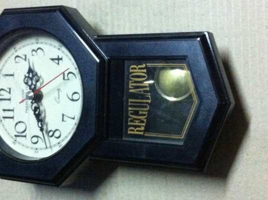 นาฬิกาทรงโบราณแต่เป็นพลาสติก มีก้านเคลื่อนไหวไปมาได้