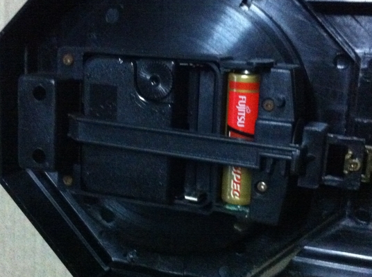 นาฬิกาทรงโบราณแต่เป็นพลาสติก มีก้านเคลื่อนไหวไปมาได้