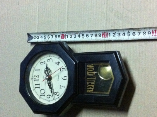 นาฬิกาทรงโบราณแต่เป็นพลาสติก มีก้านเคลื่อนไหวไปมาได้