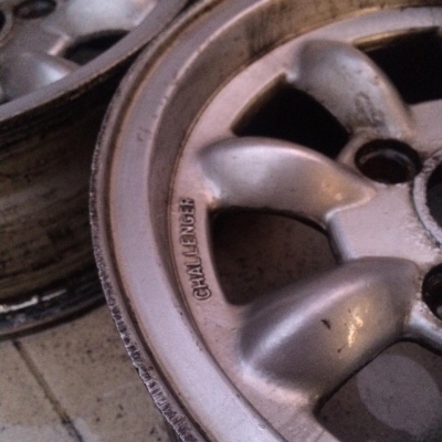 แม็ก 2 ชุด ของ 13 นิ้ว  ใส่เล่นๆได้ครับ ตามสภาพ แต่ก็สวยอยู่