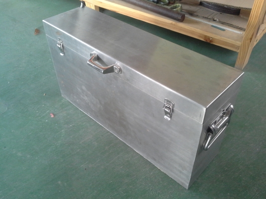 เครื่องชารจ์ไฟและแบตเตอรี่รถยนต์สำรองไฟเอนกประสงค์ ของใหม่ พร้อมกล่องสแตนเลสครบชุด