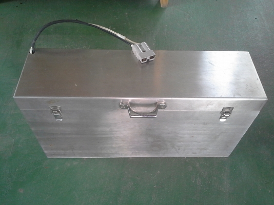 เครื่องชารจ์ไฟและแบตเตอรี่รถยนต์สำรองไฟเอนกประสงค์ ของใหม่ พร้อมกล่องสแตนเลสครบชุด