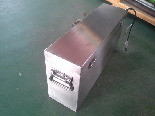 เครื่องชารจ์ไฟและแบตเตอรี่รถยนต์สำรองไฟเอนกประสงค์ ของใหม่ พร้อมกล่องสแตนเลสครบชุด