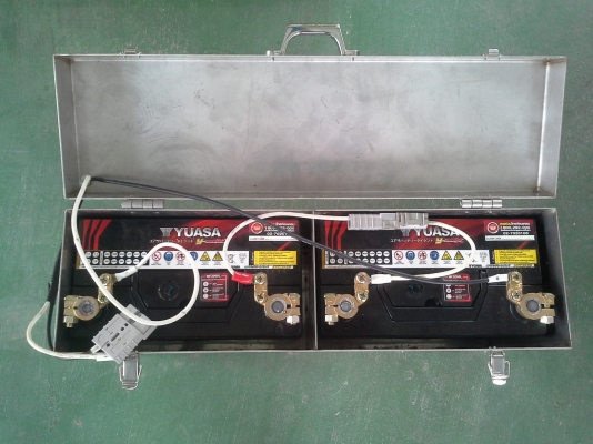 เครื่องชารจ์ไฟและแบตเตอรี่รถยนต์สำรองไฟเอนกประสงค์ ของใหม่ พร้อมกล่องสแตนเลสครบชุด