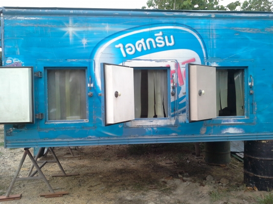 ขายถูกเหลือ 55000 บาทตู้ไอศครีมพร้อมเครื่องทำความเย็นสภาพ 80\%สวยภายในเป็นสเเตนเลส นอกอลูมีเนียม  ขนาด4.20*2*2.10 ต่อรองได้ ขายได้ขายเลยครับ