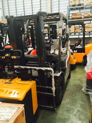 Nissan 2.5 ton ดีเซลใหม่ๆล้างสต้อคครับ Nissan 2.5 ton ดีเซลใหม่ๆล้างสต้อคครับ