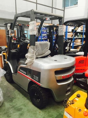 Nissan 2.5 ton ดีเซลใหม่ๆล้างสต้อคครับ