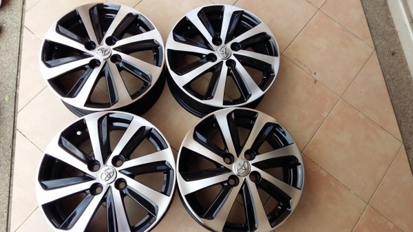 ขายล้อแม็ก Toyota vios/yaris 15"x5.5" et45 สนใจติดต่อเล็กคลองสามครับ 081-3747940