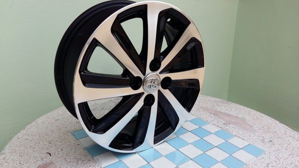 ขายล้อแม็ก Toyota vios/yaris 15"x5.5" et45 สนใจติดต่อเล็กคลองสามครับ 081-3747940