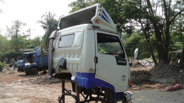 หัว HINO FC ฃุปเปอร์เสี่ยสภาพสวยเดิมๆ กันชน ขาดีดหน้า-หลัง หมวกหลังคา ตู้แอร์ ของครบ ราคาถูก