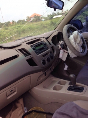 วีโก้ 4 ประตู เครื่อง3000 ออโต้ ปี 05 สีน้ำตาล โอนลอยหรือรื้อขายอะไหลได้ทั้งหมด