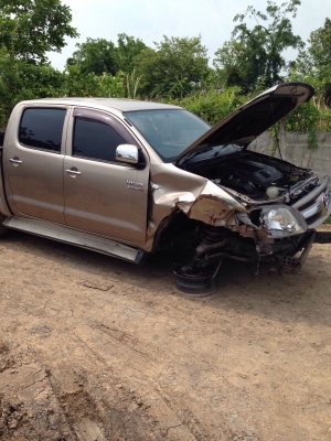 วีโก้ 4 ประตู เครื่อง3000 ออโต้ ปี 05 สีน้ำตาล โอนลอยหรือรื้อขายอะไหลได้ทั้งหมด