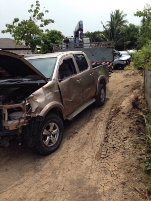 วีโก้ 4 ประตู เครื่อง3000 ออโต้ ปี 05 สีน้ำตาล โอนลอยหรือรื้อขายอะไหลได้ทั้งหมด