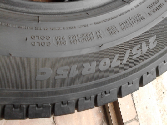 215/70R15 MICHELIN AGILIS ปี 2013 มี 2 เส้น tel.081-427-3941