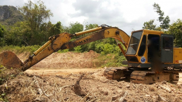รถแบคโฮ KOMATSU  PC 120 - 2      สนใจติดต่อ  081 - 6079515