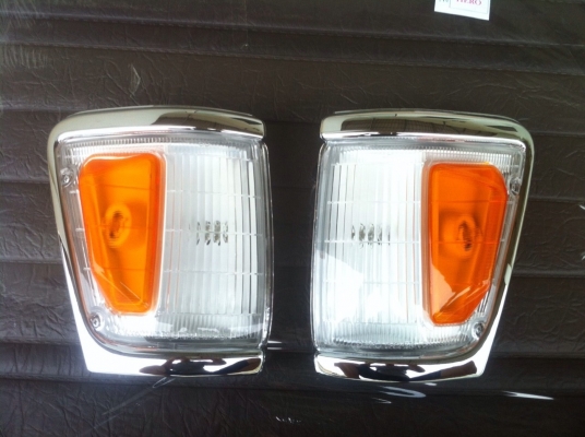 ไฟมุม toyota 4x4  ln-106 ของใหม่ งานไต้หวัน ข้างละ400บาท