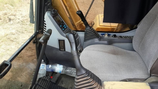 ขายแบคโค KOMATSU PC200-7 เครื่องดี ช่วงล่างดี ไม่เยิ้ม โซ๋ดี บูฒอาร์มดีสวยไม่โหลด คอลโซลภายในครบสวย สภาพพร้อมใช้งาน เอกสารใบอินวอร์ย สนใจโทร 090-8588220คุณนะ 093-3258446คุณบิว ID:narong498 หรือ www.truck.in.th/498 หรือfb:ณรงค์ ซื้อขายรถมือสอง (เว็บไซต์ส่ว