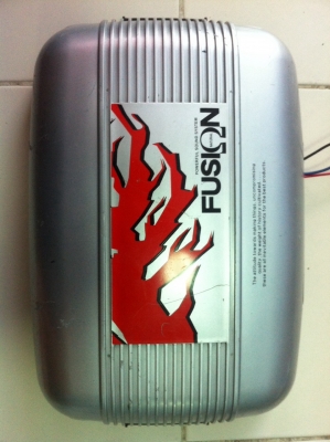 SUB BOX FUSION มีเพาเอร์ในตัววางใต้เบาะ กว้าง 20.5ซม. ยาว31ซม. สูง6.5ซม มือ2 ญี่ปุ่น