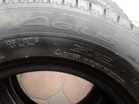 215/70R15 MICHELIN AGILIS ปี 2013 มี 2 เส้น tel.081-427-3941 215/70R15 MICHELIN AGILIS ปี 2013 มี 2 เส้น tel.081-427-3941