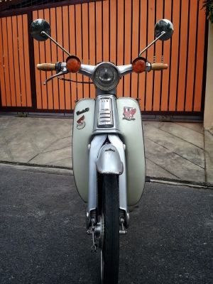 ขาย c90 สีเทา มีเล่มทะเบียนขาดต่อ 3 ปี ต่อได้ปกติคับ ราคา 14000 บาท รถอยู่กรุงเทพคับ