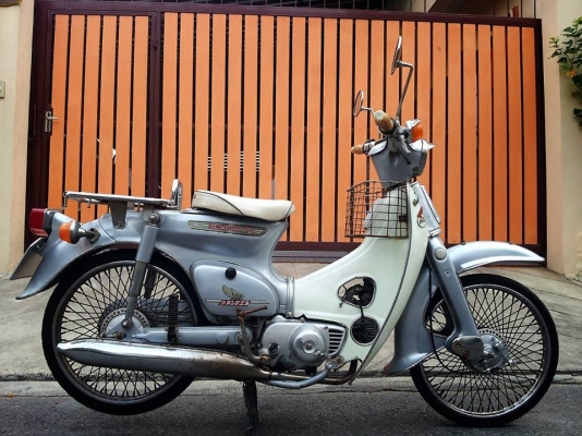 ขาย c90 สีเทา มีเล่มทะเบียนขาดต่อ 3 ปี ต่อได้ปกติคับ ราคา 14000 บาท รถอยู่กรุงเทพคับ