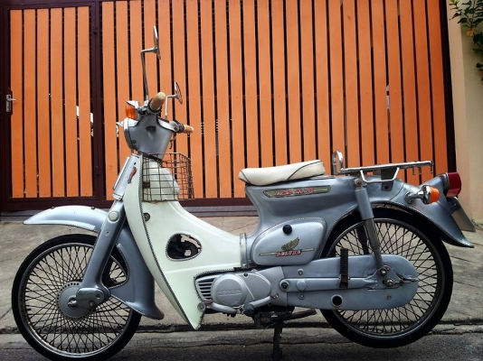 ขาย c90 สีเทา มีเล่มทะเบียนขาดต่อ 3 ปี ต่อได้ปกติคับ ราคา 14000 บาท รถอยู่กรุงเทพคับ