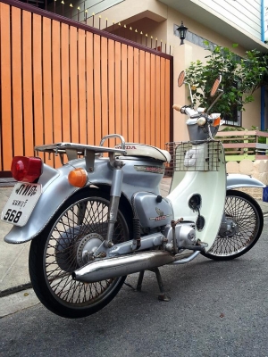 ขาย c90 สีเทา มีเล่มทะเบียนขาดต่อ 3 ปี ต่อได้ปกติคับ ราคา 14000 บาท รถอยู่กรุงเทพคับ