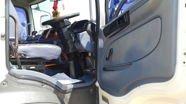 ขายด่วนเมกก้า 260แรง ปี 47 หัวคัสซี จัดแนนซ์ได้สูง ดอกถูก จัดแนนซ์ได้1200000บาท หรือต้องการกะบะดั้มสามมิตรทางเราก็มี