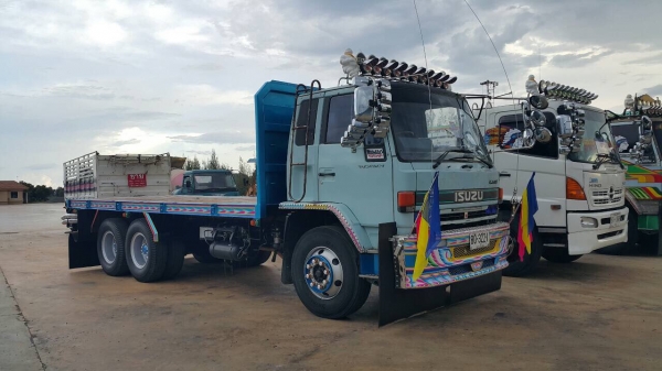 ขายด่วนเมกก้า 260แรง ปี 47 หัวคัสซี จัดแนนซ์ได้สูง ดอกถูก จัดแนนซ์ได้1200000บาท หรือต้องการกะบะดั้มสามมิตรทางเราก็มี